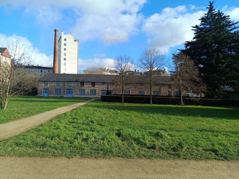 le anciennes laveries et sa cheminée